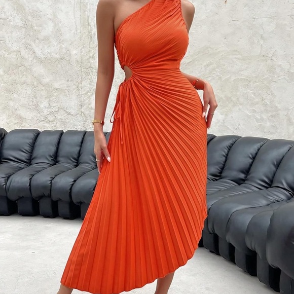 SHEIN Dresses & Skirts - Gorgeous and super sexy pleated dress NWT